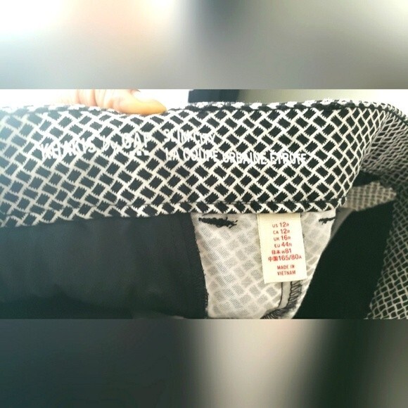 Khaki by Gap Slimming Ankle Pants, Size 12, black and white pattern - Picture 6 of 6